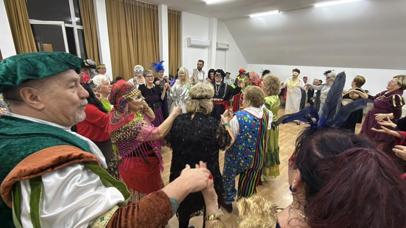„Carnavalul seniorilor”: petrecere în stil vintage la Centrul CASPEV Baia Mare