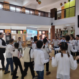 Cultură și tradiție la Centrul Rivulus Pueris din Baia Mare: elevi și profesori de pe ambele maluri ale Prutului au susținut manifestări cultural-artistice