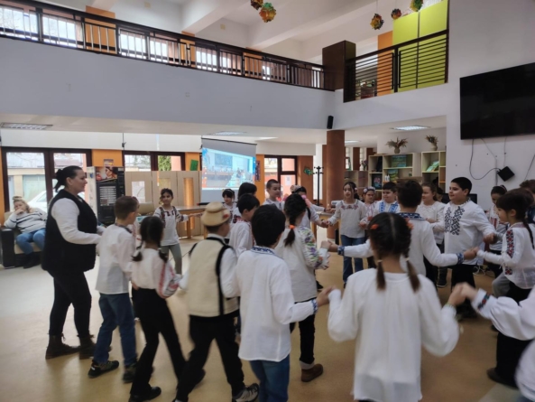Cultură și tradiție la Centrul Rivulus Pueris din Baia Mare: elevi și profesori de pe ambele maluri ale Prutului au susținut manifestări cultural-artistice