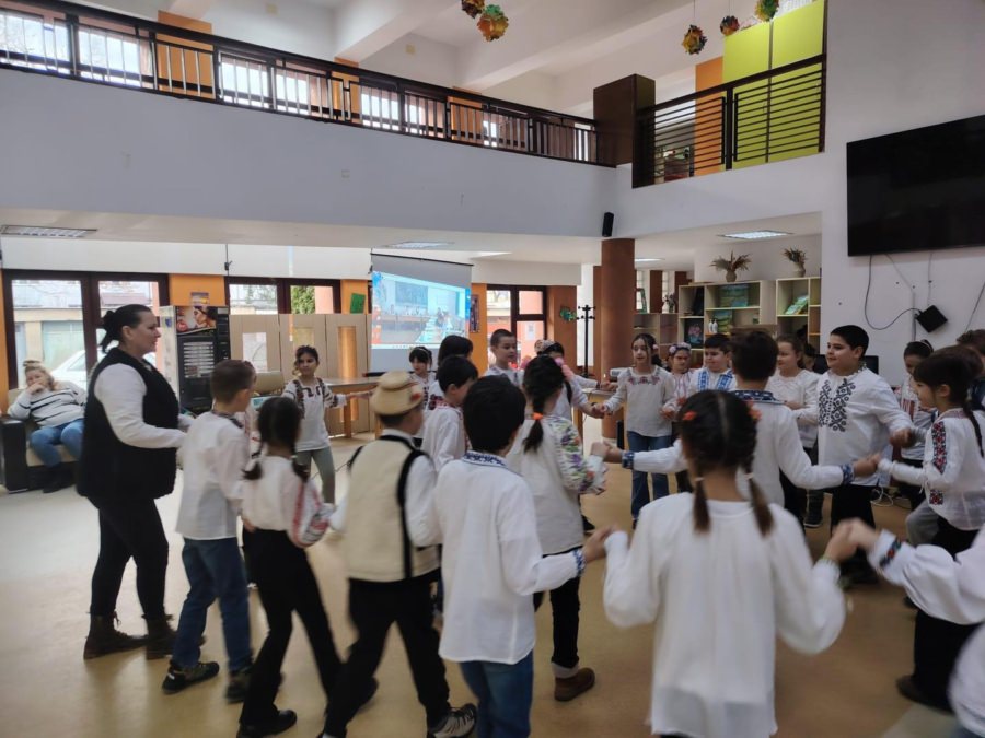 Cultură și tradiție la Centrul Rivulus Pueris din Baia Mare: elevi și profesori de pe ambele maluri ale Prutului au susținut manifestări cultural-artistice