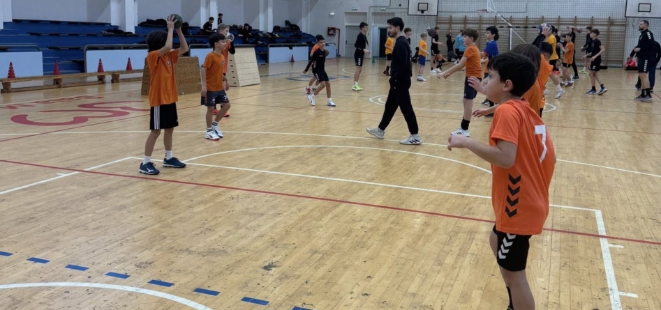 Se fac înscrieri la Academia de Handbal Minaur