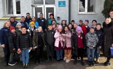 Mărțișoare și cadouri oferite de jandarmi și copii seniorilor de la Căminul pentru Persoane Vârstnice din Baia Sprie