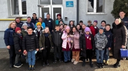 Mărțișoare și cadouri oferite de jandarmi și copii seniorilor de la Căminul pentru Persoane Vârstnice din Baia Sprie