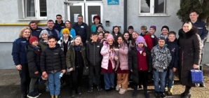 Mărțișoare și cadouri oferite de jandarmi și copii seniorilor de la Căminul pentru Persoane Vârstnice din Baia Sprie