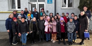 Mărțișoare și cadouri oferite de jandarmi și copii seniorilor de la Căminul pentru Persoane Vârstnice din Baia Sprie