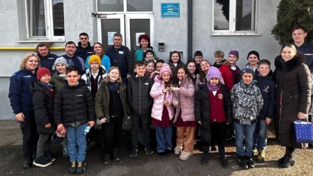 Mărțișoare și cadouri oferite de jandarmi și copii seniorilor de la Căminul pentru Persoane Vârstnice din Baia Sprie