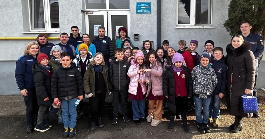 Mărțișoare și cadouri oferite de jandarmi și copii seniorilor de la Căminul pentru Persoane Vârstnice din Baia Sprie