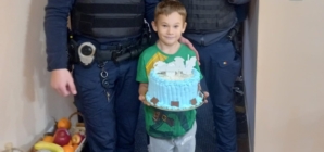 Un gest mic, o bucurie mare: polițiștii au făcut fericit un copil de ziua lui