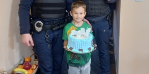 Un gest mic, o bucurie mare: polițiștii au făcut fericit un copil de ziua lui