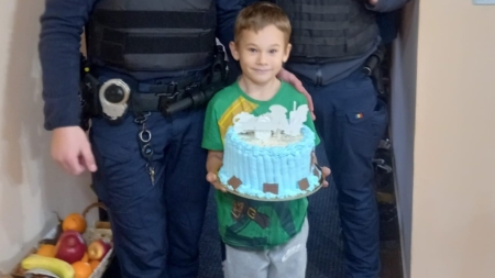 Un gest mic, o bucurie mare: polițiștii au făcut fericit un copil de ziua lui