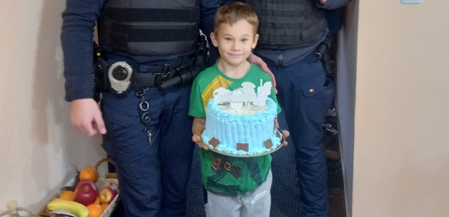 Un gest mic, o bucurie mare: polițiștii au făcut fericit un copil de ziua lui