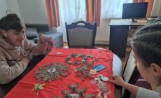Copiii de la Casa de Tip Familial Bradului din Sighetu Marmației au întâmpinat primăvara printr-un atelier creativ
