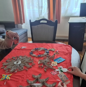 Copiii de la Casa de Tip Familial Bradului din Sighetu Marmației au întâmpinat primăvara printr-un atelier creativ