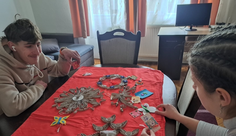 Copiii de la Casa de Tip Familial Bradului din Sighetu Marmației au întâmpinat primăvara printr-un atelier creativ