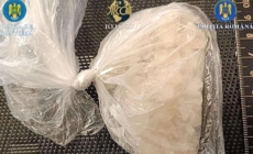 Două persoane arestate preventiv pentru trafic de droguri de mare risc