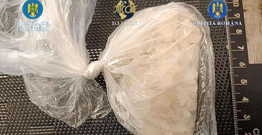 Două persoane arestate preventiv pentru trafic de droguri de mare risc