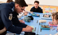 La Școala ,,Nicolae Iorga”, copii și jandarmi au făcut împreună mărțișoare care vor ajunge la persoane vârstnice