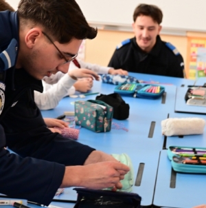 La Școala ,,Nicolae Iorga”, copii și jandarmi au făcut împreună mărțișoare care vor ajunge la persoane vârstnice