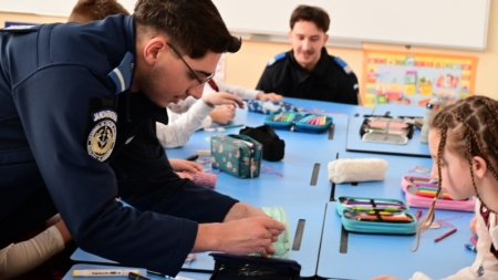 La Școala ,,Nicolae Iorga”, copii și jandarmi au făcut împreună mărțișoare care vor ajunge la persoane vârstnice