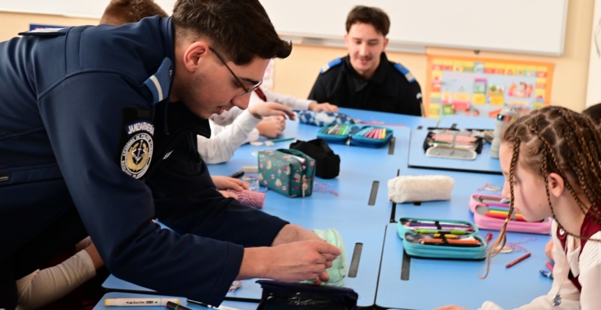 La Școala ,,Nicolae Iorga”, copii și jandarmi au făcut împreună mărțișoare care vor ajunge la persoane vârstnice