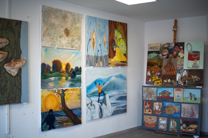 Studenții și masteranzii înscriși în domeniul de Arte Plastice organizează o expoziție cu lucrările realizate în acest semestru