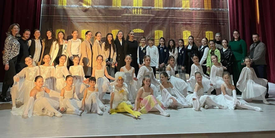 Spectacolul „Fetița cu chibrituri”, o experiență de neuitat pentru spectatorii din Moisei