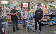 Asociația Fight for Animals Baia Mare a organizat o colectă de hrană pentru animale, în cadrul evenimentului „Dăruiește din inimă”