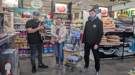 Asociația Fight for Animals Baia Mare a organizat o colectă de hrană pentru animale, în cadrul evenimentului „Dăruiește din inimă”