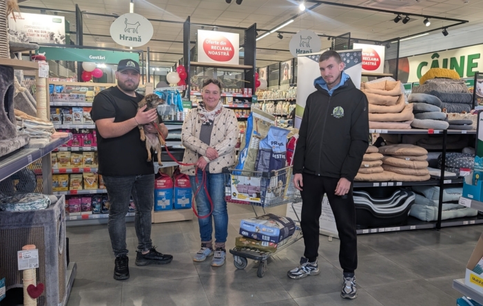 Asociația Fight for Animals Baia Mare a organizat o colectă de hrană pentru animale, în cadrul evenimentului „Dăruiește din inimă”