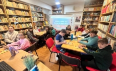 Proiectul „Fast Heroes”: prima activitate a reunit școlarii de la Liceul Tehnologic „Traian Vuia” Tăuții Măgherăuș la Biblioteca Orășenească Tăuții Măgherăuș