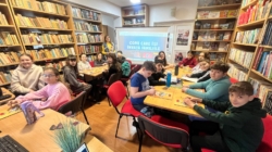 Proiectul „Fast Heroes”: prima activitate a reunit școlarii de la Liceul Tehnologic „Traian Vuia” Tăuții Măgherăuș la Biblioteca Orășenească Tăuții Măgherăuș