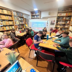 Proiectul „Fast Heroes”: prima activitate a reunit școlarii de la Liceul Tehnologic „Traian Vuia” Tăuții Măgherăuș la Biblioteca Orășenească Tăuții Măgherăuș