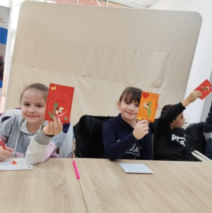 Centrul de Zi CASPEV din Baia Mare a reunit copii și seniori, în cadrul unor ateliere intergeneraționale