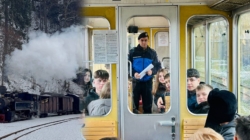 Jandarmi montani alături de elevi la plimbare cu Mocănița