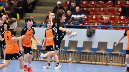 Meci al juniorilor 5 de la Academia Minaur, în pauza partidei seniorilor