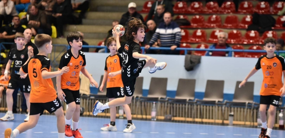 Meci al juniorilor 5 de la Academia Minaur, în pauza partidei seniorilor