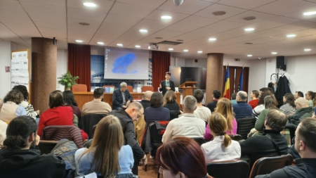 Colocviile MomCo la Bibliotecă: cupluri de toate vârstele s-au reunit la întâlnirea dedicată limbajelor iubirii, la Biblioteca Județeană „Petre Dulfu” din Baia Mare