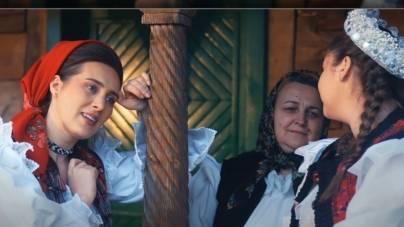 „Mamă, sfătuie-mă bine”: Noul cântec lansat de artista Oana Font aduce în prim-plan legătura mamă–fiică