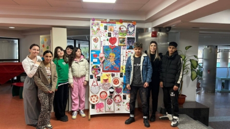 Elevii de la Școala Gimnazială Specială Baia Mare au celebrat venirea primăverii prin realizarea unei expoziții creative