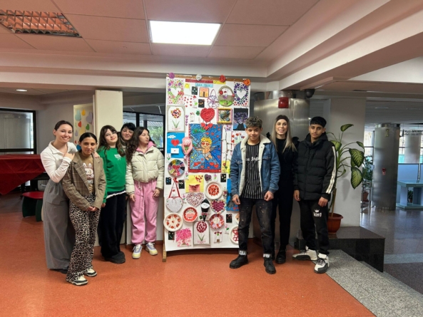 Elevii de la Școala Gimnazială Specială Baia Mare au celebrat venirea primăverii prin realizarea unei expoziții creative