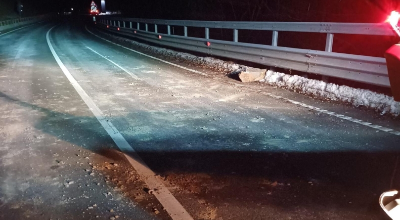 Starea drumurilor în Maramureș. Pietre căzute pe carosabil în Pasul Gutâi