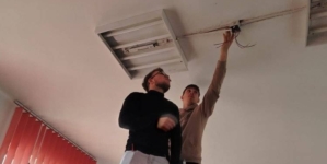 Ore de instruire practică la Școala Profesională Fărcașa: elevii au învățat să monteze o instalație de iluminat