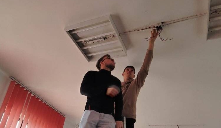 Ore de instruire practică la Școala Profesională Fărcașa: elevii au învățat să monteze o instalație de iluminat