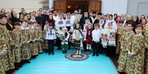 Preasfințitul Părinte Iustin s-a aflat în mijlocul credincioșilor Parohiei Ortodoxe „Sfinții Trei Ierarhi” din Paris, Franța