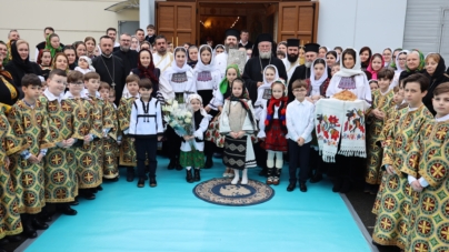 Preasfințitul Părinte Iustin s-a aflat în mijlocul credincioșilor Parohiei Ortodoxe „Sfinții Trei Ierarhi” din Paris, Franța