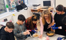 Activitate educațional-culinară la Școala Gimnazială Specială Baia Mare: elevii au avut parte de lecții de matematică și limba română cu ajutorul gastronomiei