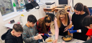 Activitate educațional-culinară la Școala Gimnazială Specială Baia Mare: elevii au avut parte de lecții de matematică și limba română cu ajutorul gastronomiei