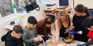 Activitate educațional-culinară la Școala Gimnazială Specială Baia Mare: elevii au avut parte de lecții de matematică și limba română cu ajutorul gastronomiei
