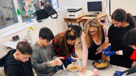 Activitate educațional-culinară la Școala Gimnazială Specială Baia Mare: elevii au avut parte de lecții de matematică și limba română cu ajutorul gastronomiei