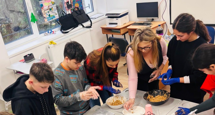 Activitate educațional-culinară la Școala Gimnazială Specială Baia Mare: elevii au avut parte de lecții de matematică și limba română cu ajutorul gastronomiei
